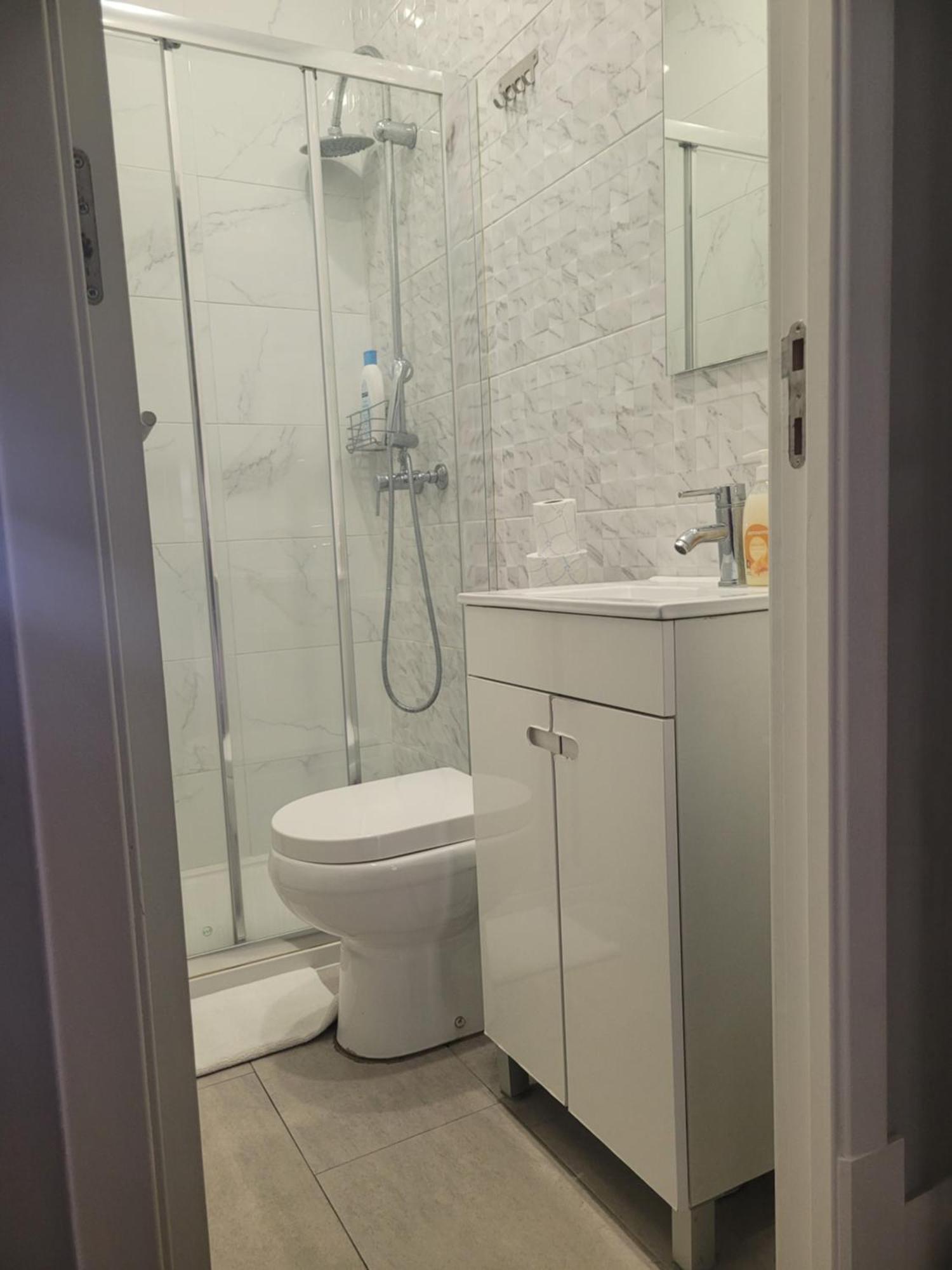 Residencial Valentina Hotel Lisboa Eksteriør billede A shower room