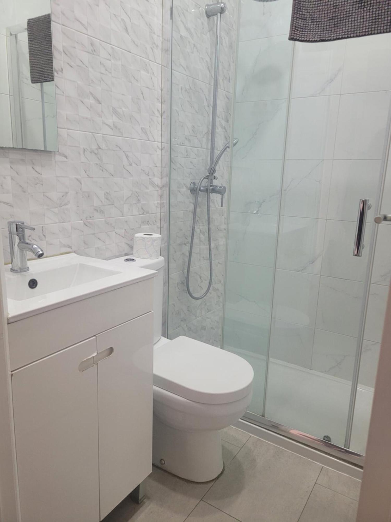 Residencial Valentina Hotel Lisboa Værelse billede A shower cubicle