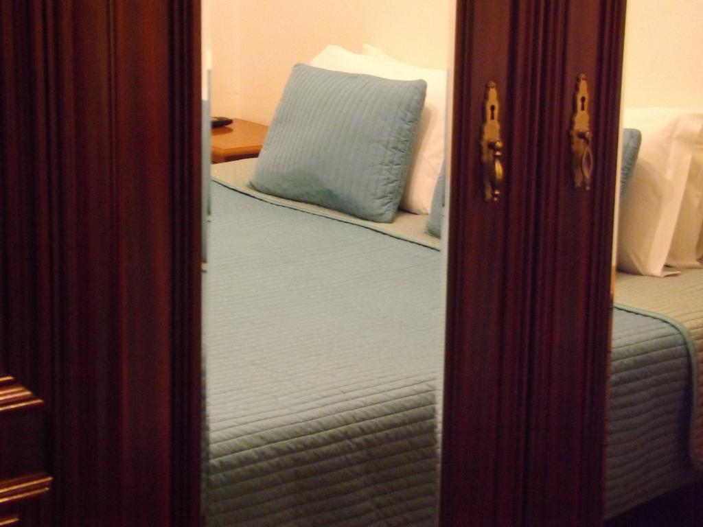 Residencial Valentina Hotel Lisboa Eksteriør billede A bed in a hotel room
